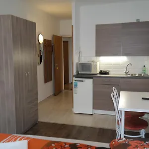 Appartement West, Budapest
